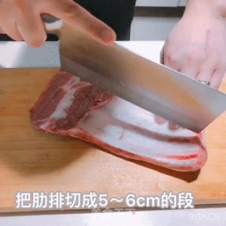 零失败的糖醋排骨来了，酸甜易脱骨，好吃到忍不住舔盘的做法步骤：1