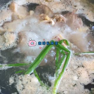 板栗老鸡汤的做法步骤：2