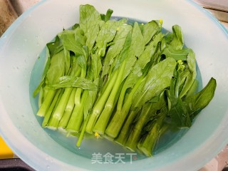蒜泥炒菜心的做法步骤：1