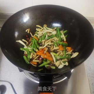 蚝油炒双菇的做法步骤：4