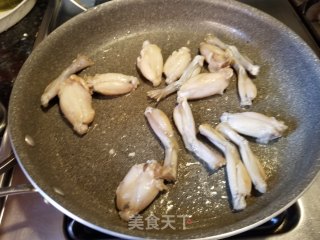 田鸡腿炒苦瓜的做法步骤：3