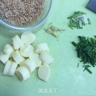 玉脂豆腐虾皮丝瓜汤的做法步骤：1