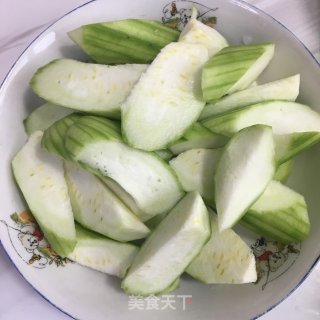 玉脂豆腐虾皮丝瓜汤的做法步骤：2