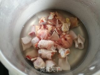 蒲瓜玉米炖鸡腿的做法步骤：2