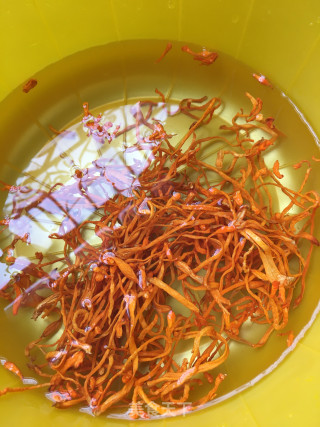 玉米虫草花炖鸽子的做法步骤：2