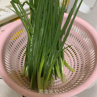 家常葱油饼的做法步骤：1
