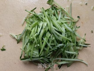 荆芥黄瓜凉饸饹的做法步骤：2