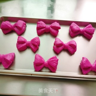 火龙果蝴蝶结面包的做法步骤：22