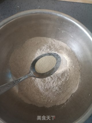 黑全麦软欧包的做法步骤：2