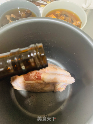 电饭煲蒸鸡的做法步骤：1