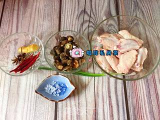 香菇焖鸡翅的做法步骤：1