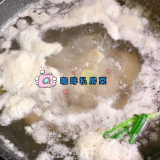 香菇焖鸡翅的做法步骤：2