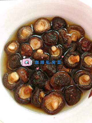 香菇焖鸡翅的做法步骤：3