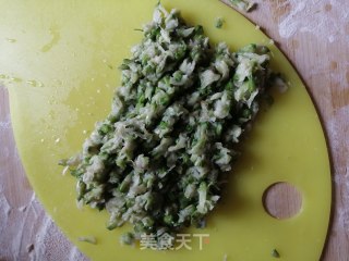 槐花发面层饼的做法步骤：2