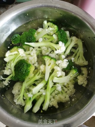 凉拌花菜的做法步骤：1