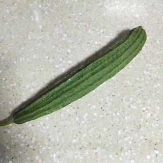 鸡蛋丝瓜汤面的做法步骤：1