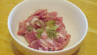 香草小酥肉的做法步骤：1