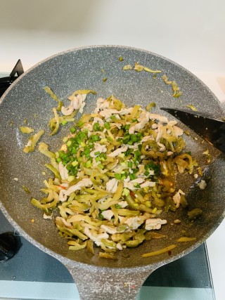 榨菜炒肉丝的做法步骤：4