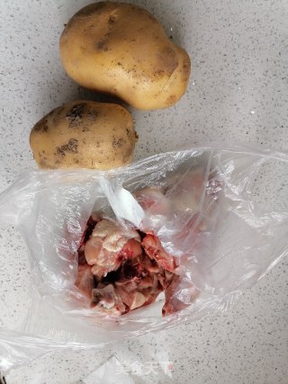 土豆烧鸡块的做法步骤：1
