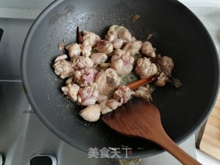 土豆烧鸡块的做法步骤：4