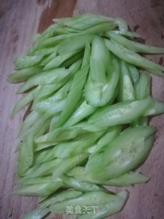 黄瓜炒鸡蛋的做法步骤：1