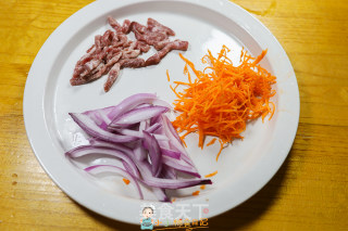 10个月以上辅食洋葱胡萝卜炒牛肉丝的做法步骤：1