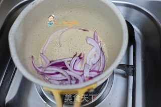 10个月以上辅食洋葱胡萝卜炒牛肉丝的做法步骤：3