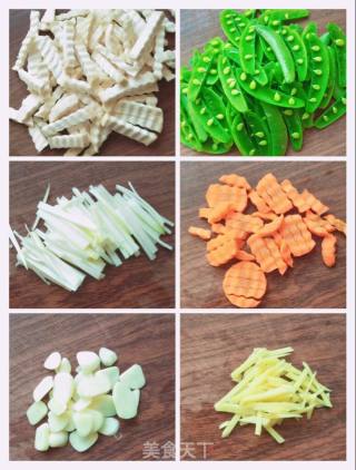 杏鲍菇胡萝卜炒甜豆的做法步骤：2