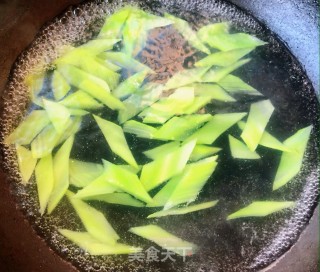 莴笋胡萝卜炒鸡蛋的做法步骤：5