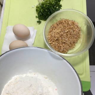 香葱鸡蛋虾皮烙饼的做法步骤：1