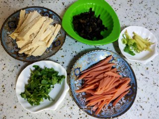 酸辣汤的做法步骤：2