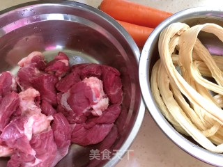 香辣牛肉面的做法步骤：1