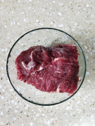 牛肉炒芹菜的做法步骤：1