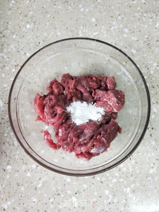 牛肉炒芹菜的做法步骤：2