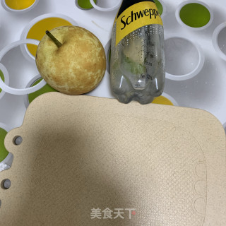 苏打雪梨饮的做法步骤：1