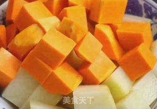 南瓜焖土豆的做法步骤：1