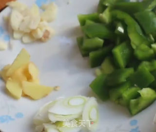 南瓜焖土豆的做法步骤：2