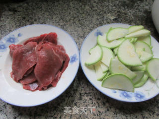 牛肉片炒西葫芦的做法步骤：1