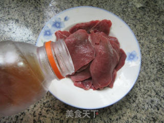 牛肉片炒西葫芦的做法步骤：2