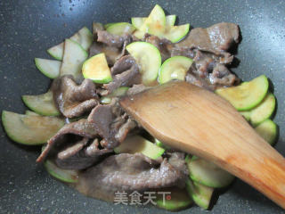 牛肉片炒西葫芦的做法步骤：11