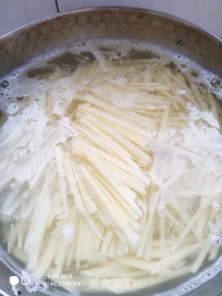 土豆丝的做法步骤：1