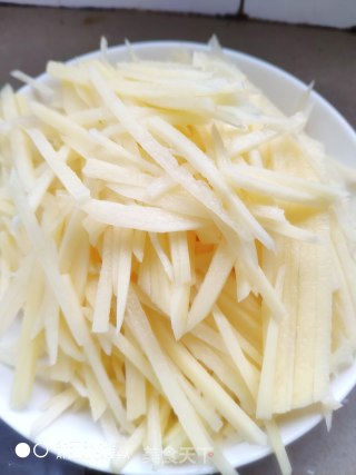 土豆丝的做法步骤：2