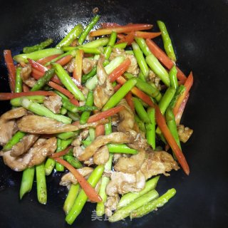 鸡肉炒芦笋的做法步骤：10