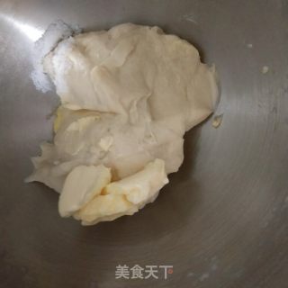 香甜软绵的炼乳花朵小面包的做法步骤：3