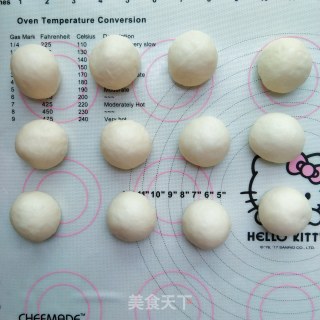 香甜软绵的炼乳花朵小面包的做法步骤：7