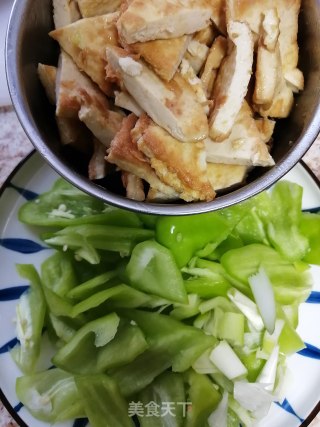 尖椒烧油豆腐的做法步骤：2