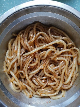 土豆丝炒粉条的做法步骤：1