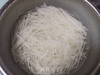 土豆丝炒粉条的做法步骤：2