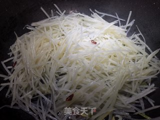 土豆丝炒粉条的做法步骤：5