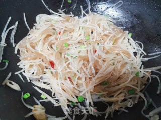 土豆丝炒粉条的做法步骤：6